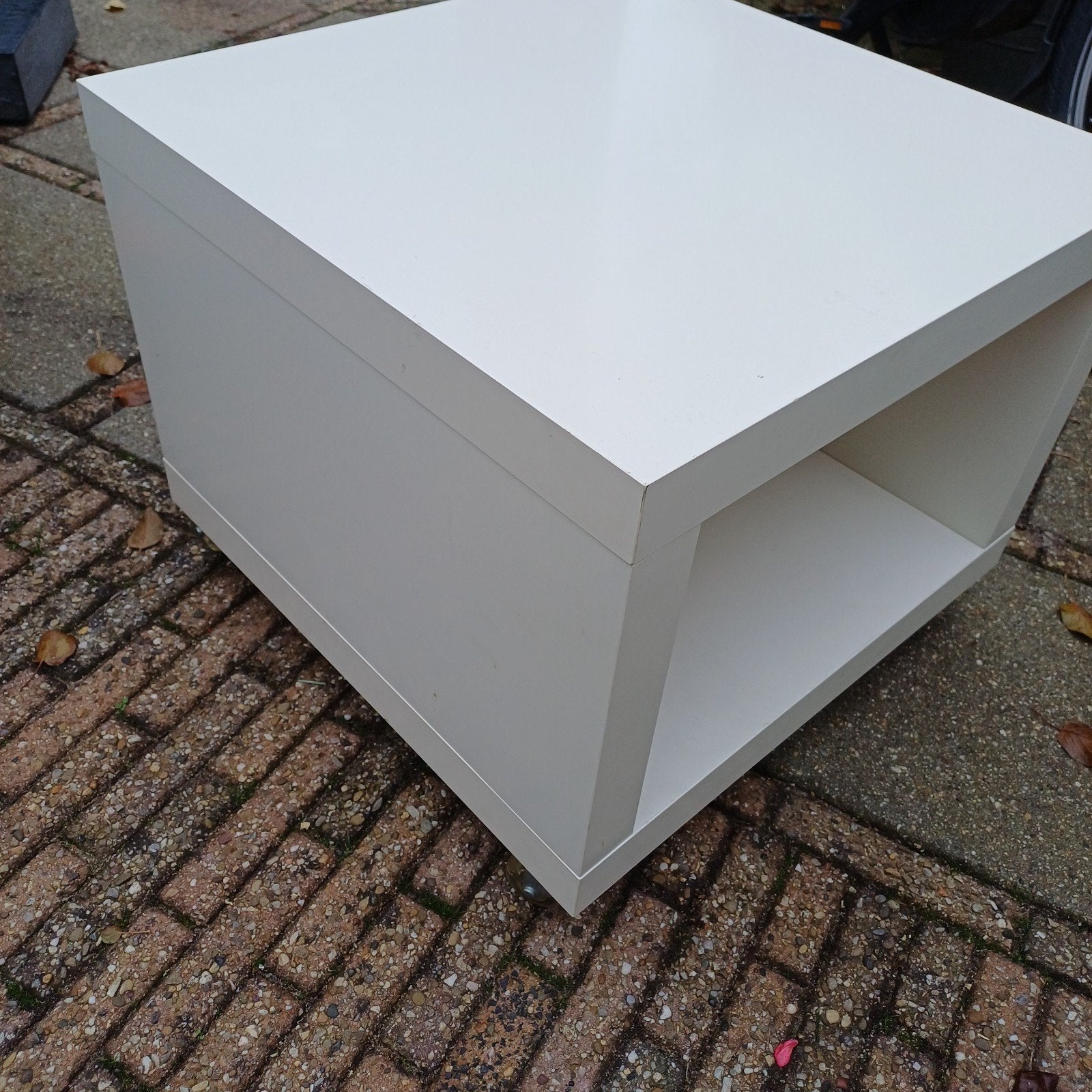 Wit bijzettafeltje op wielen lack tafel ikea, Huis en Inrichting, Ophalen, Minder dan 45 cm, Minder dan 55 cm, Gebruikt