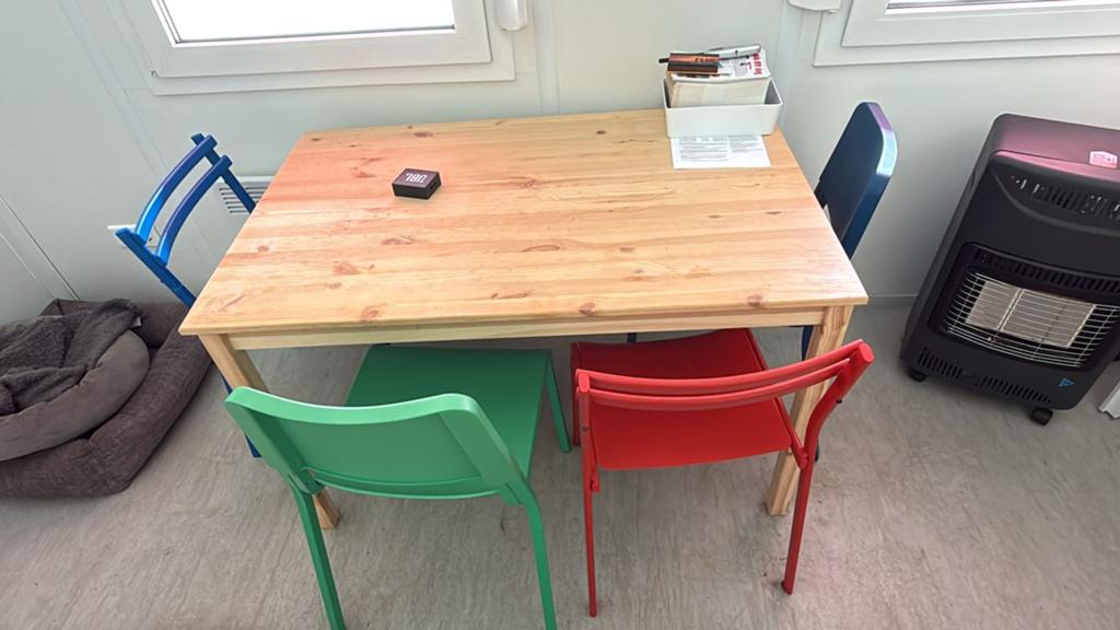 Houten tafel met 4 gekleurde stoelen, Huis en Inrichting, Stoelen, Ophalen, Gebruikt