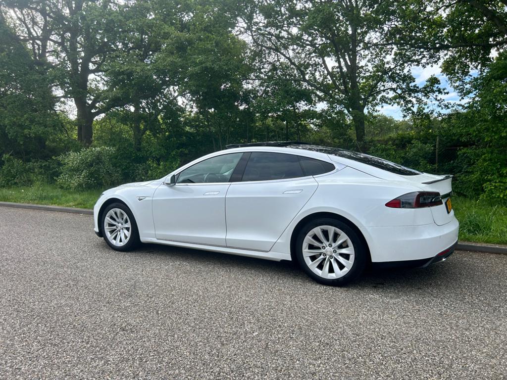 Free supercharging Tesla Model SP85 Wit, Auto's, Tesla, Automaat, Achterwielaandrijving, Zwart, Model S