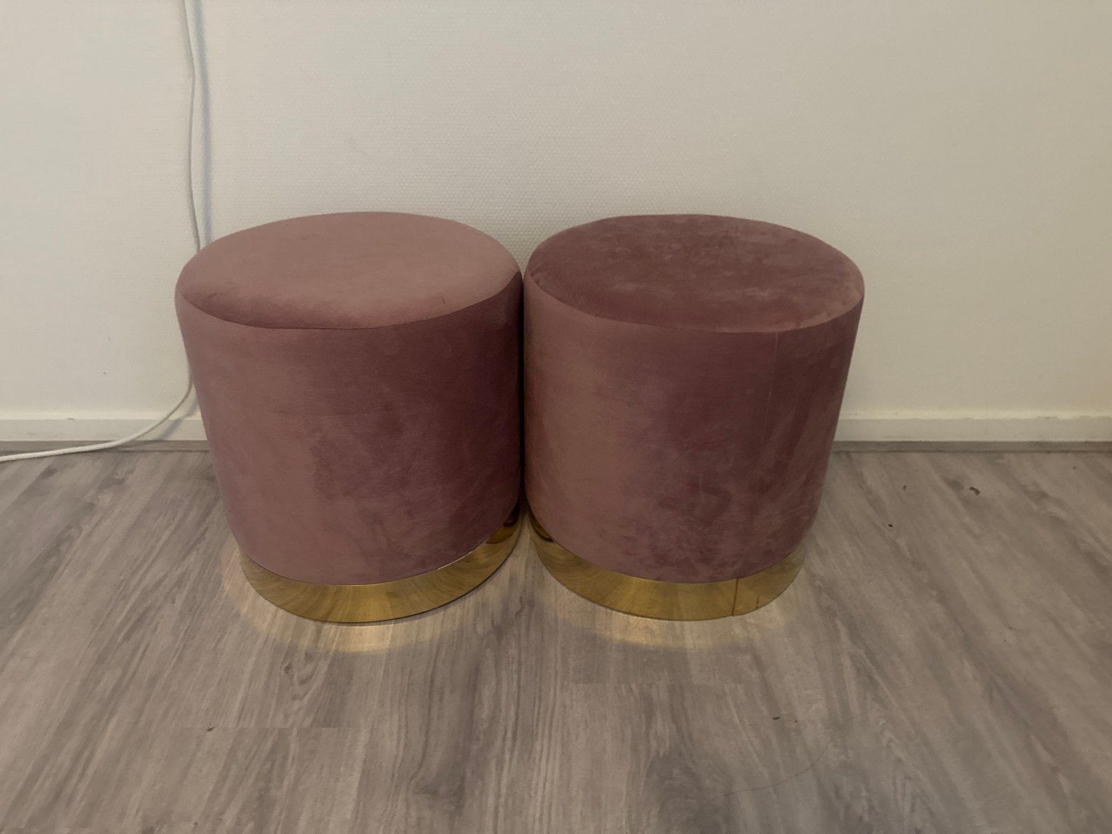 2 fluwelen poefs met gouden onderstel, Ophalen, Zo goed als nieuw, Rond, Stof