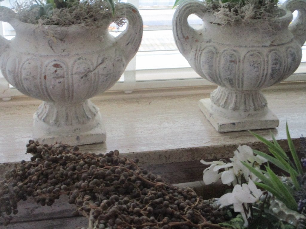 2 Terracotta Oorbloempotten op voet,v.a 35,00e, 26 cm, Gebruikt, Op voet, Wit