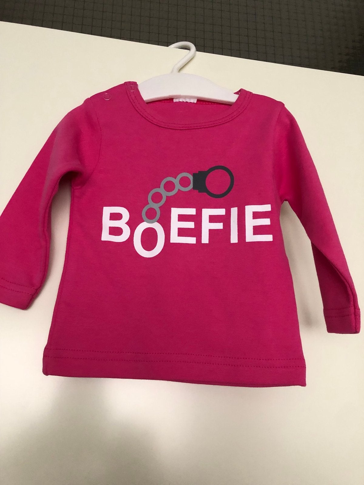 Nieuw roze shirtje 'Boefie' met handboeien print, Ophalen of Verzenden, Nieuw, Meisje, Shirtje of Longsleeve