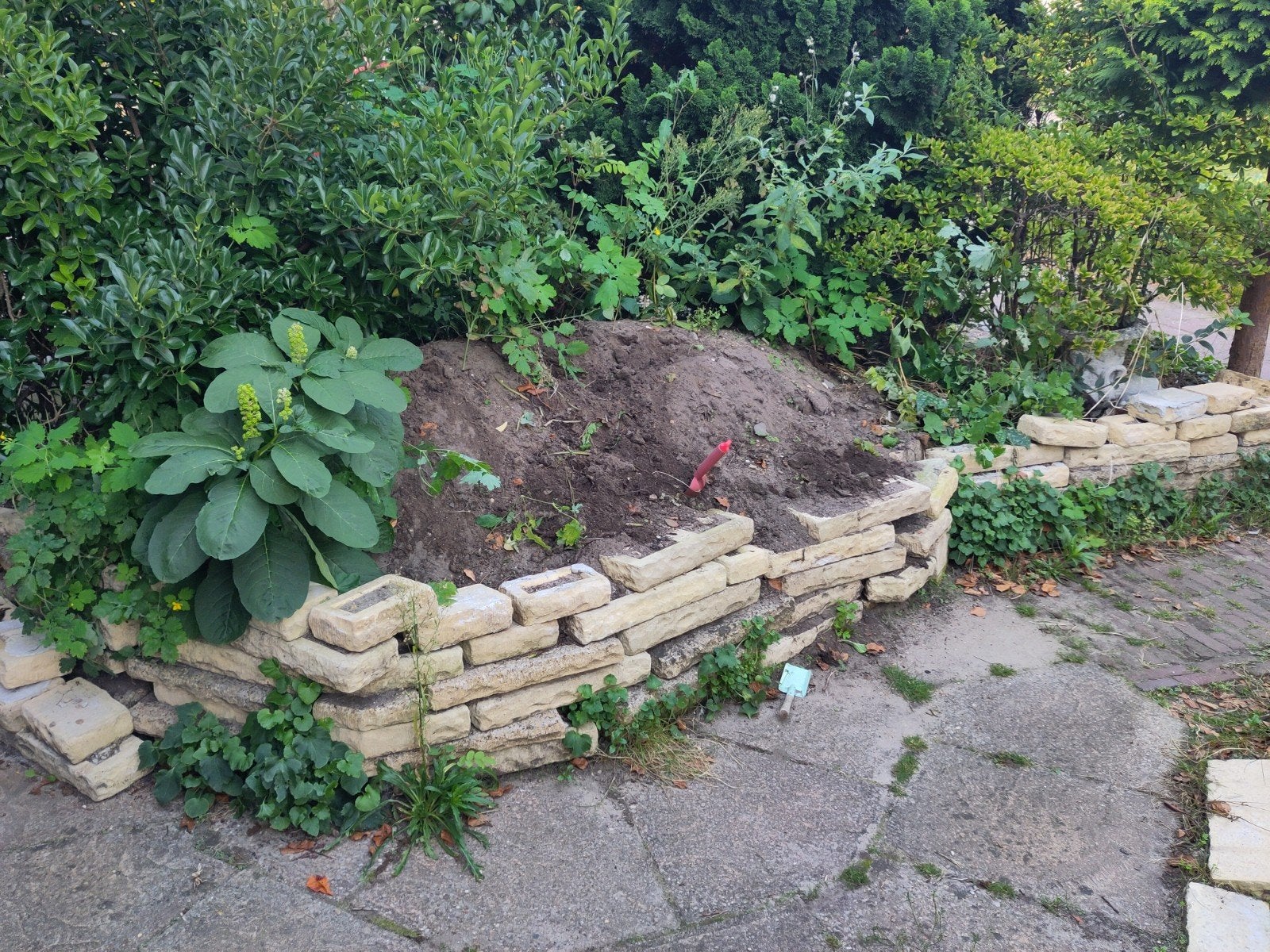 Tuin aarde gratis ophalen, ik help scheppen, Ophalen, Beton, Terrastegels