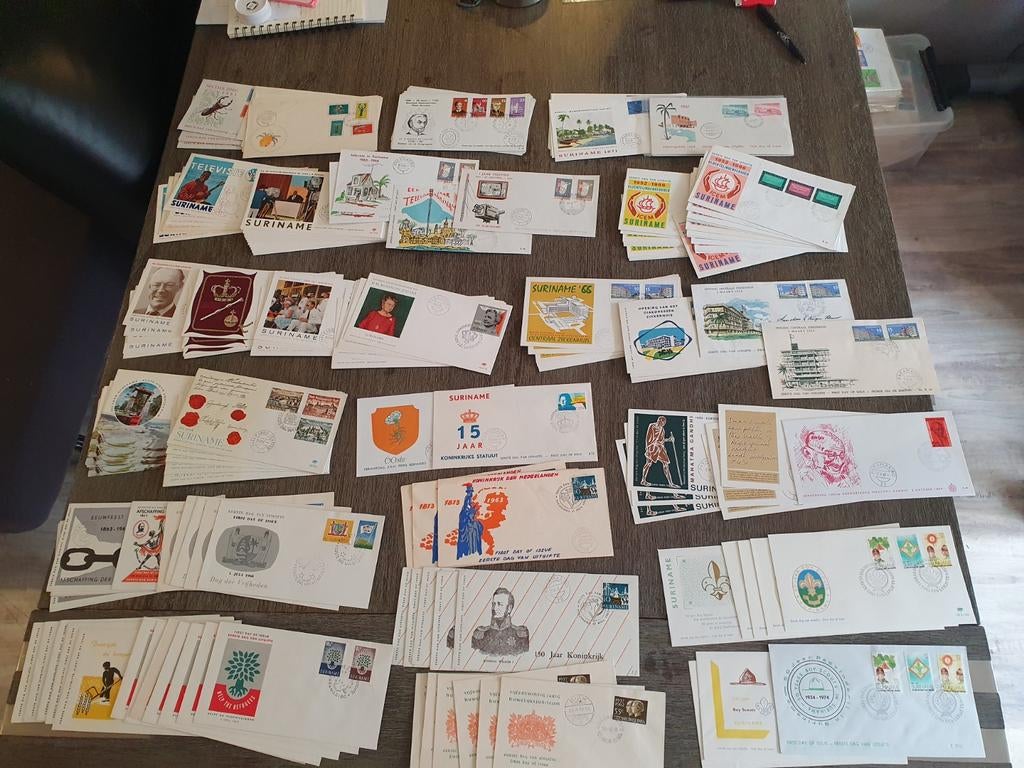 Grote collectie eerste dag enveloppen Suriname, Postzegels en Munten, Ophalen