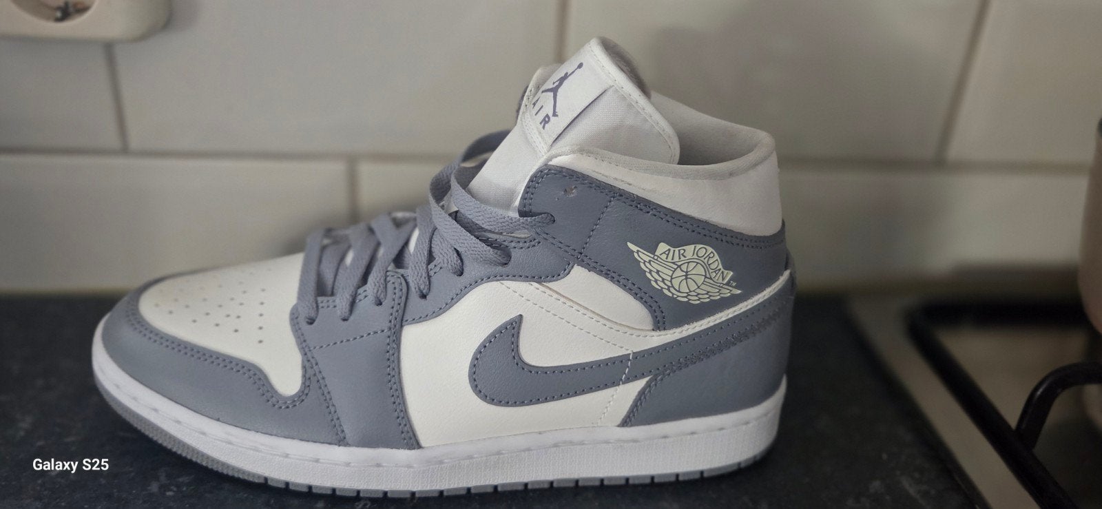 Nike Air Jordan 1 Mid - Grijs/Wit, Kleding | Heren, Schoenen, Ophalen of Verzenden, Nieuw, Overige kleuren
