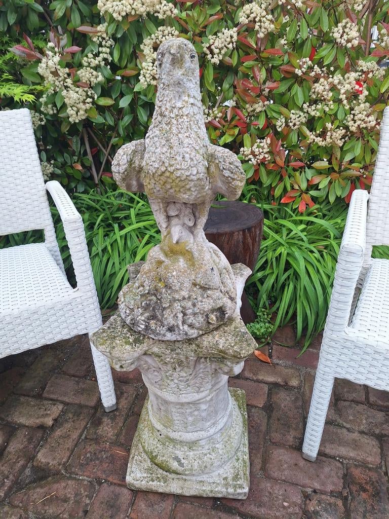 Tuinbeeld vogel op sokkel - Beton, Tuin en Terras, Tuinbeelden, Ophalen, Gebruikt, Beton, Dierenbeeld