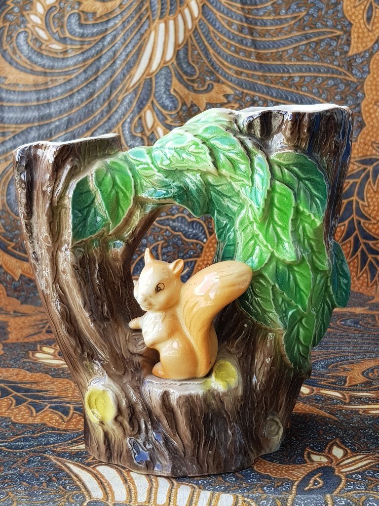 Mooie oude Engelse Hornsea vaas als boom en eekhoorn 15,8 cm