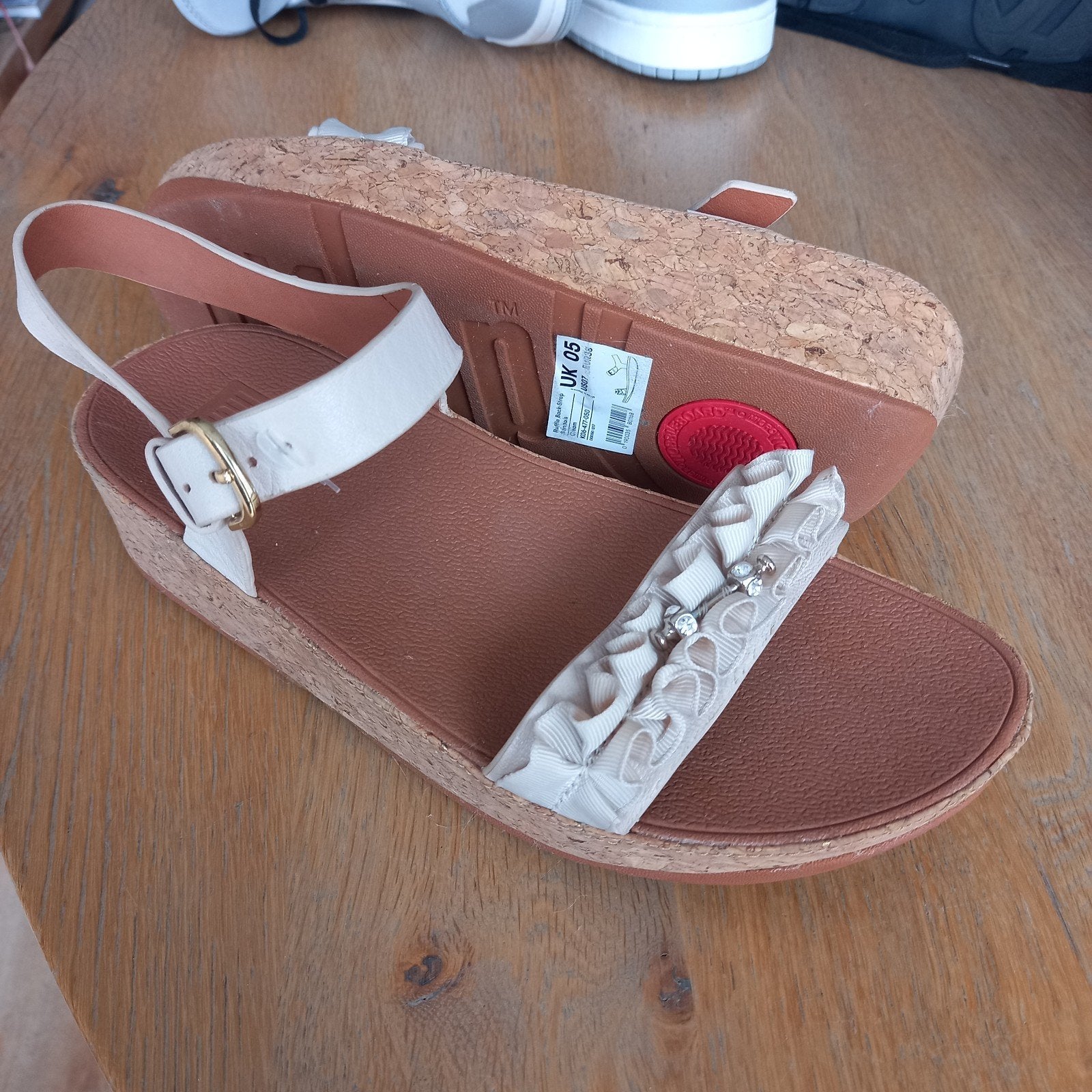 FitFlop Sandalen met ruches en strass - Maat 38, Beige, FitFlop, Zo goed als nieuw, Sandalen of Muiltjes
