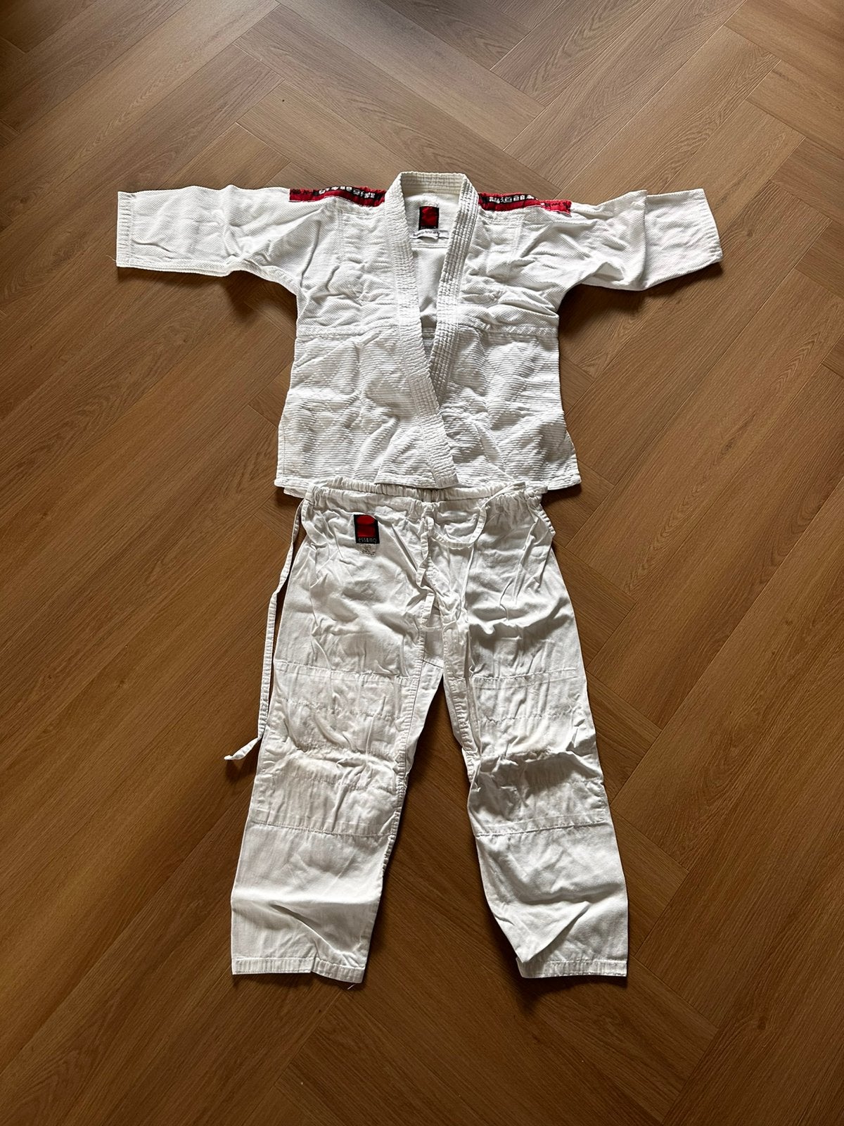 Judopak Essimo maat 140, Sport en Fitness, Vechtsporten en Zelfverdediging, Maat XS of kleiner, Judo, Vechtsportpak, Ophalen of Verzenden