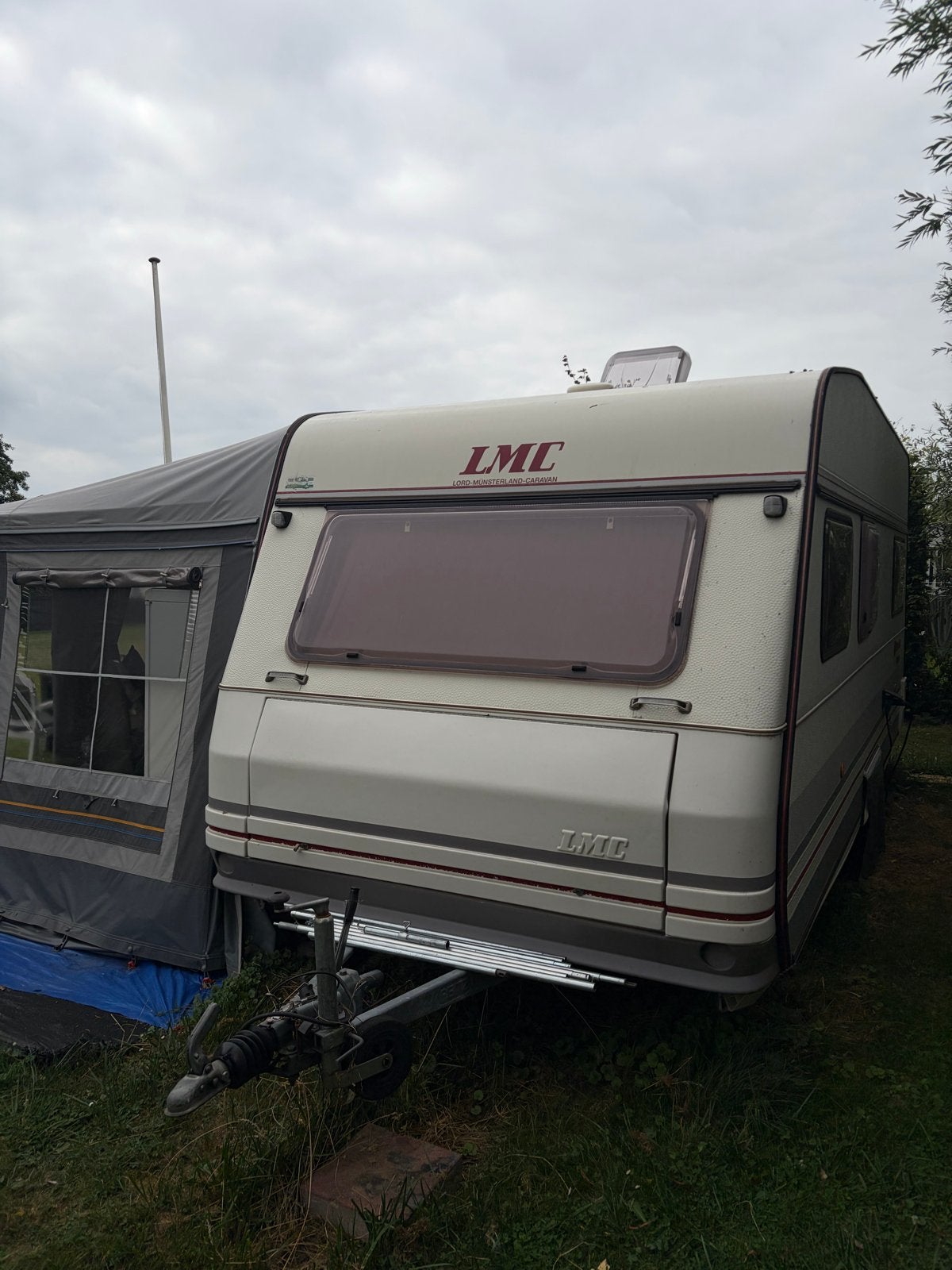 LMC Caravan met voortent, ideaal voor vakanties, Vast bed, Tot en met 2, Bedrijf, 750 - 1000 kg