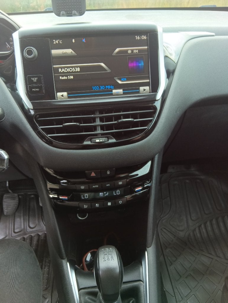 Foto 23 van Peugeot 208 1.2 VTi 82PK 5D (102g) 2012 Grijs