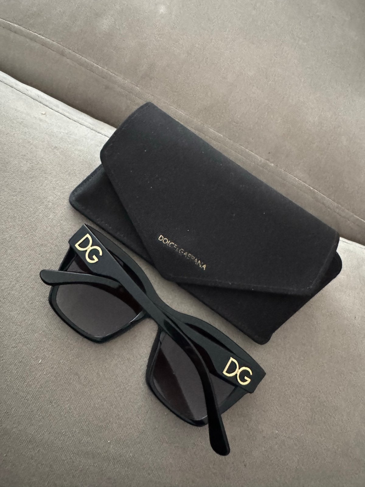 Dolce & Gabbana Zonnebril met DG-logo, Zonnebril, Zwart, Ophalen of Verzenden, Zo goed als nieuw