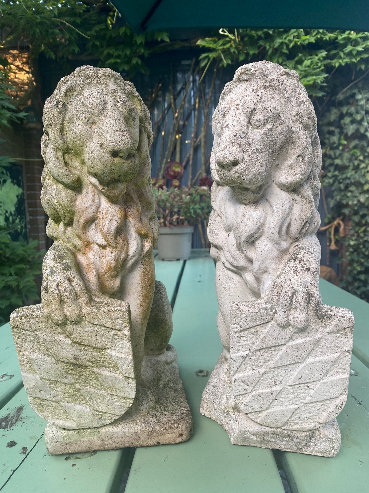 Beeldjes van 2 leeuwen met schild, Ophalen, Gebruikt, Beton, Dierenbeeld