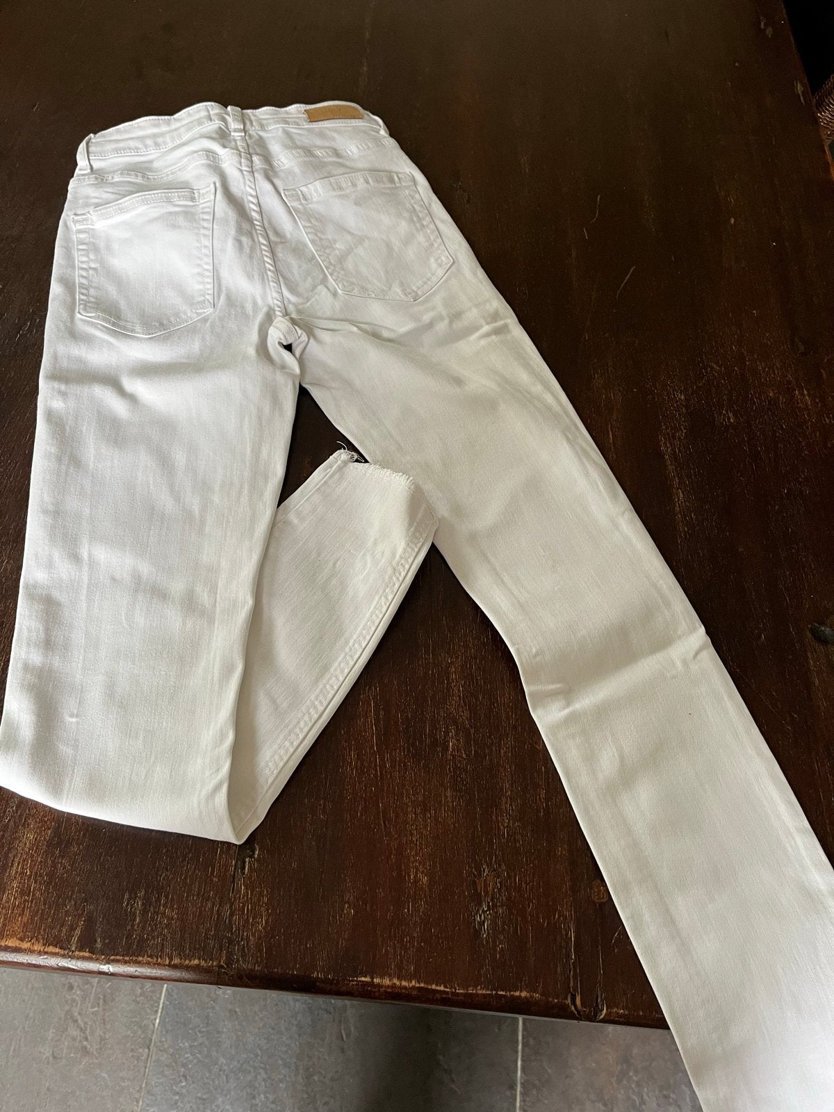 Witte jeans met gerafelde pijpen, van de Only maat S32, Ophalen, Zo goed als nieuw, Wit, Overige jeansmaten