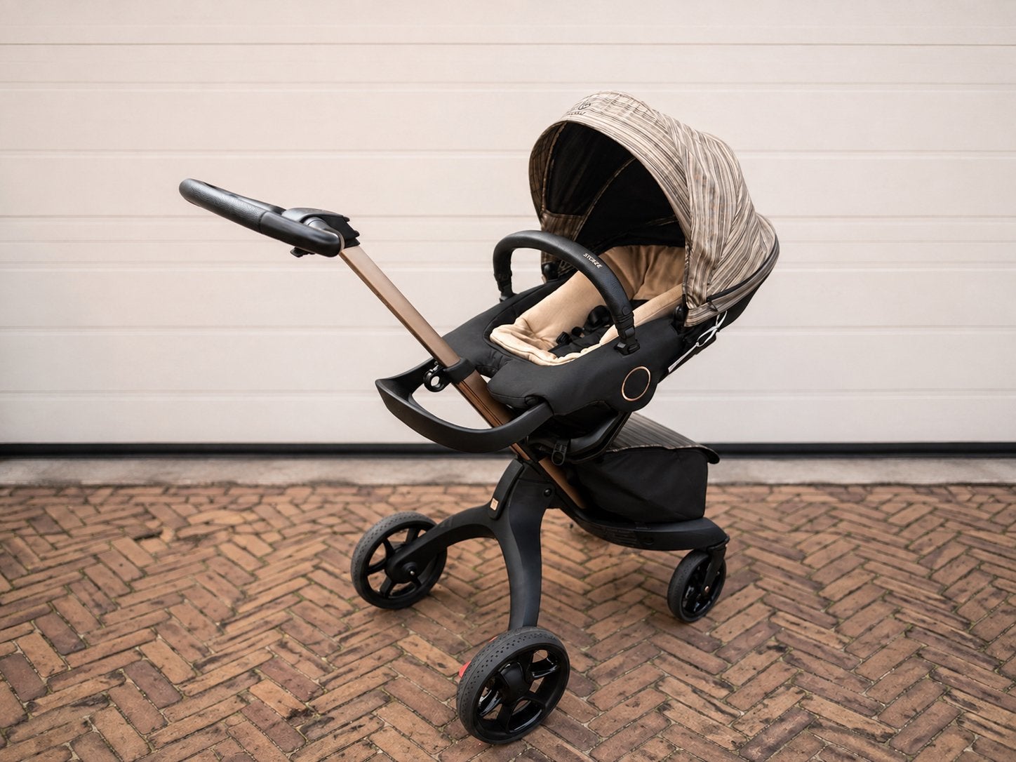 Stokke Xplory X Kinderwagen Zwart met Gouden Details - Nieuw, Kinderen en Baby's, Kinderwagens en Combinaties, Ophalen of Verzenden