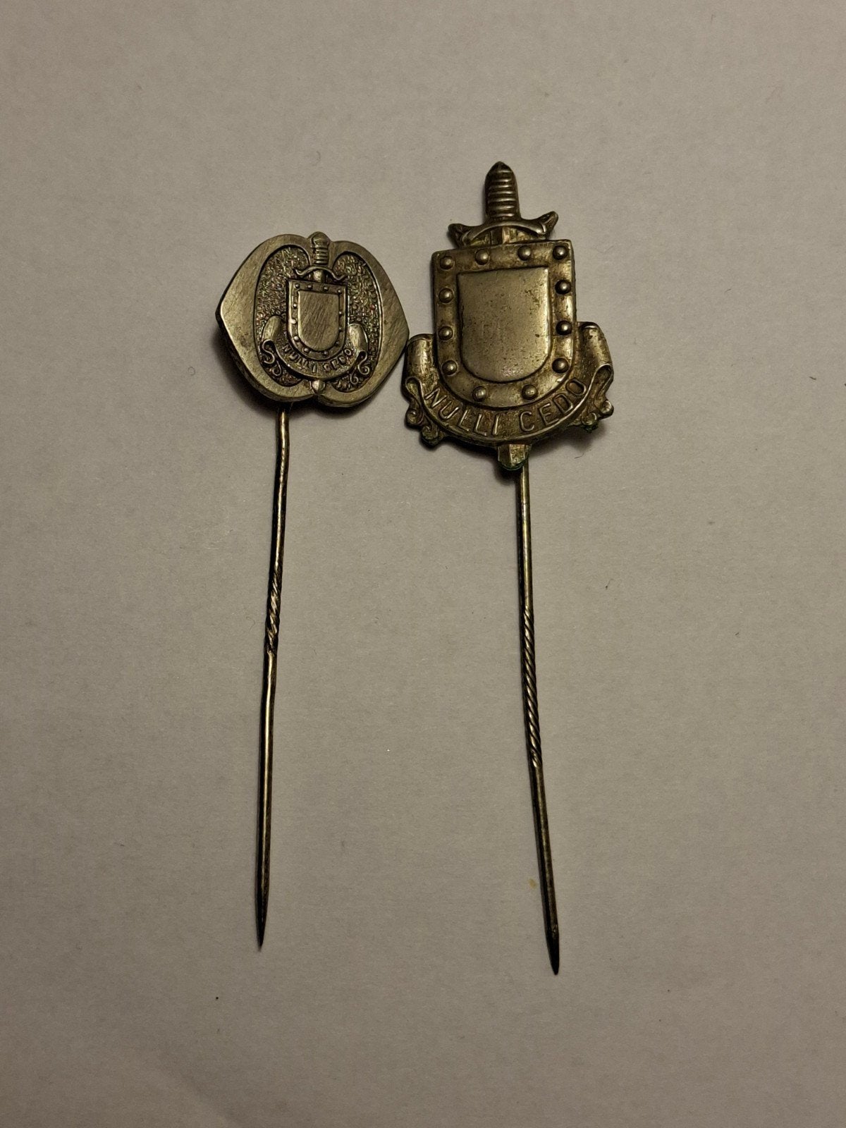 Nulli Cedo Infanterie speldjes, Ophalen of Verzenden, Landmacht, Nederland, Embleem of Badge