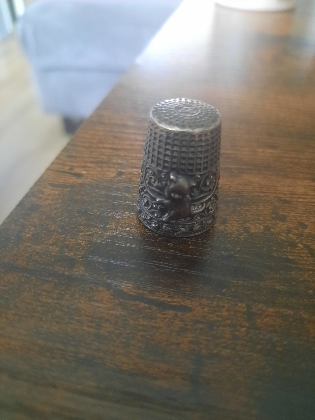 Antieke zilveren vingerhoed met reliëf, Gebruikt, Reliëf, Ophalen of Verzenden, Nederland