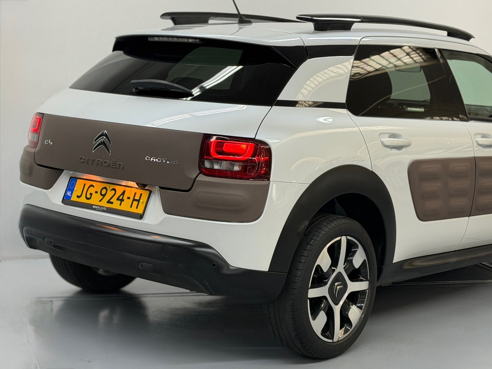 Foto 12 van Citroen C4 Cactus 1.2 PureTech Shine D.riem vervangen Camera