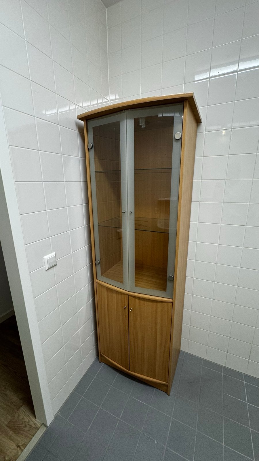 Leuke vitrinekast met glazen deuren en planken, Ophalen, Gebruikt, 50 tot 100 cm, 150 tot 200 cm