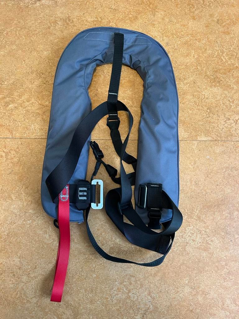 Automatisch reddingsvest volwassenen 165N met kruisband, Watersport en Boten, Watersportkleding, Ophalen of Verzenden, Zo goed als nieuw
