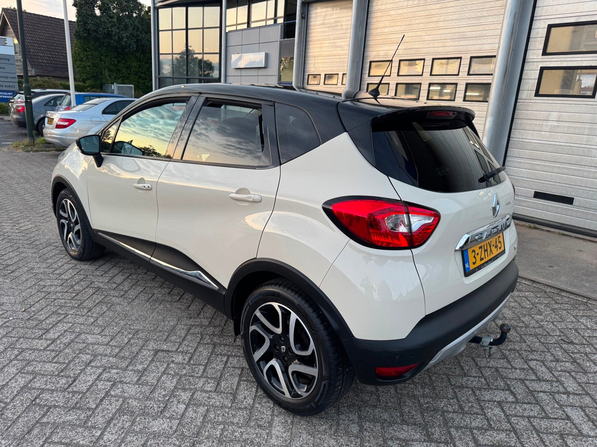 Renault Captur 0.9 TCe Helly Hansen Camera, Trekhaak, Navi, Auto's, Renault, Voorwielaandrijving, Gebruikt, Origineel Nederlands