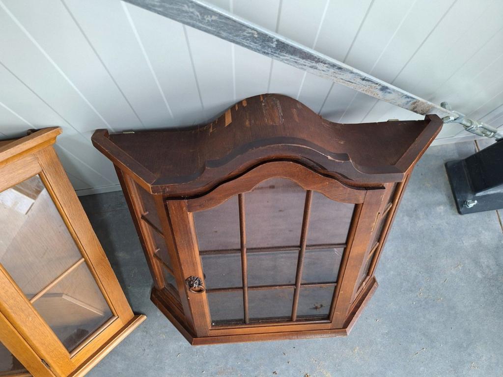 Vitrine kast, Ophalen