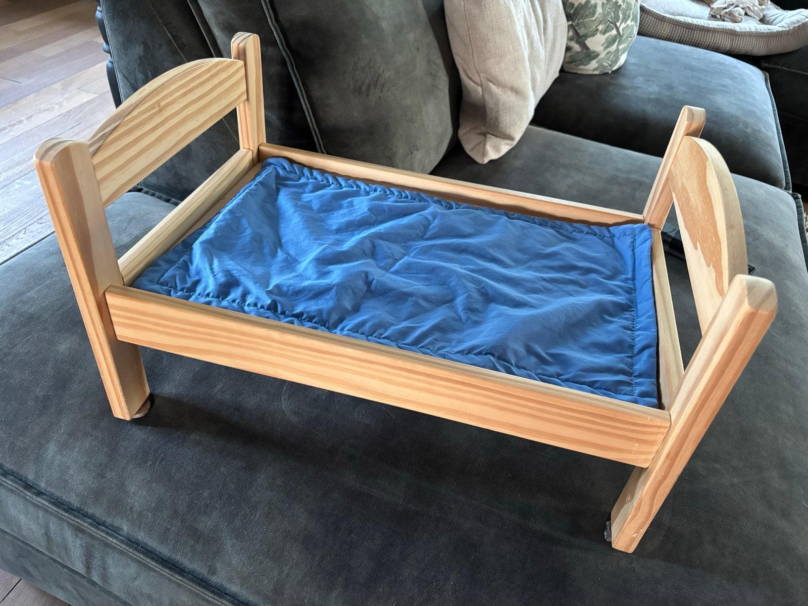 Houten poppenbedje met blauw matrasje IKEA, Ophalen, Zo goed als nieuw, Overige typen