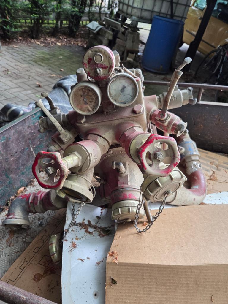 Brandweerpomp met verdeelstuk en meters, Ophalen