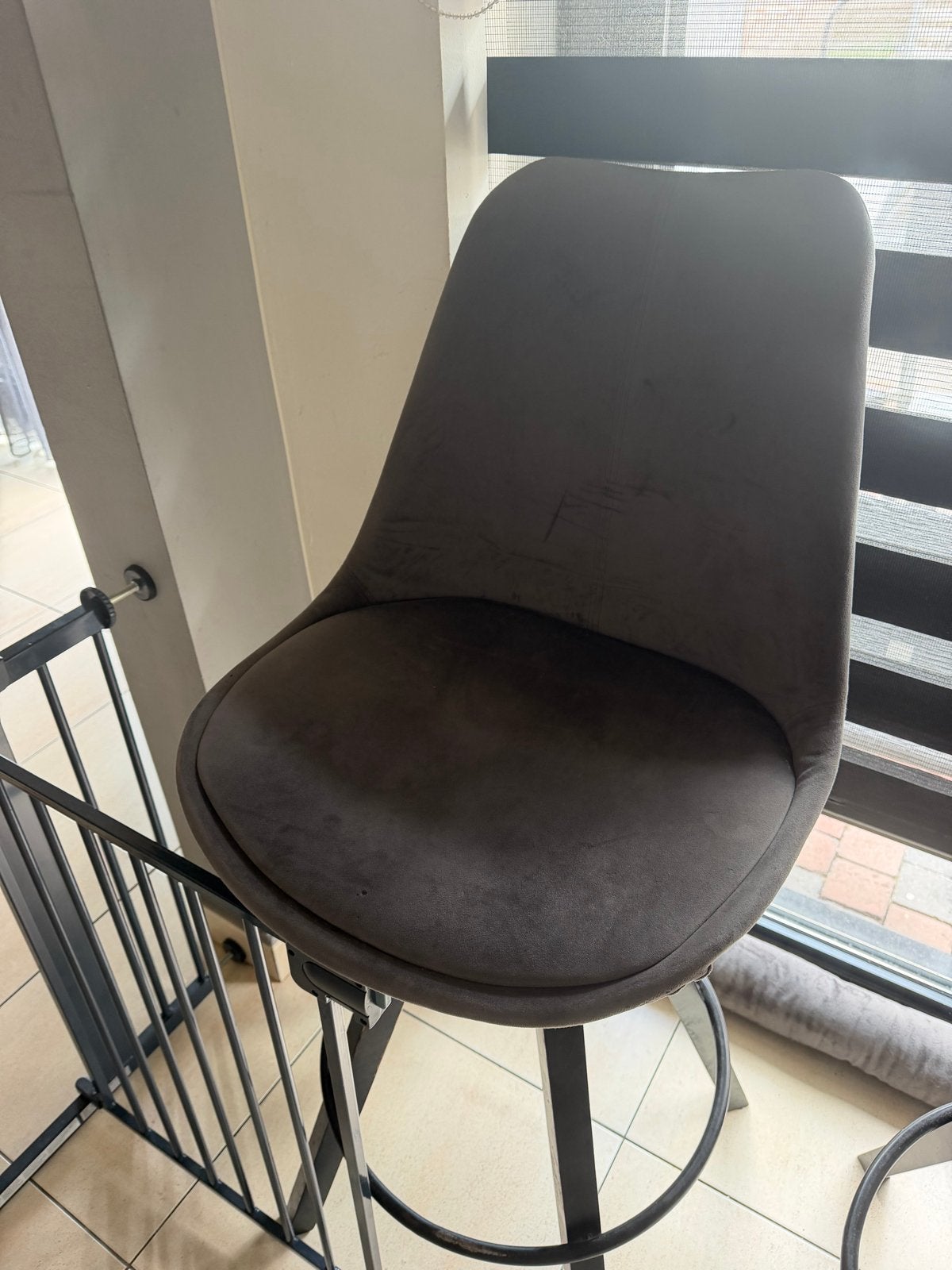 2x Moderne  barkrukken met rugleuning, Ophalen, Met voetsteun, Zo goed als nieuw, 90 cm of meer