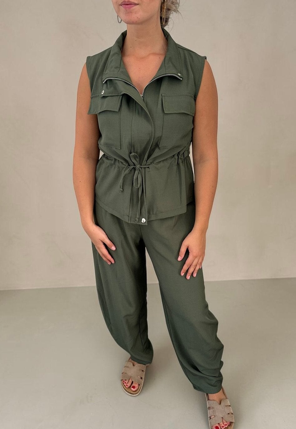 Nova Suit Set - 2-delige Army Kleur Ballonbroek & Gilet, Kleding | Dames, Ophalen of Verzenden, Nieuw, Maat 38/40 (M), Groen