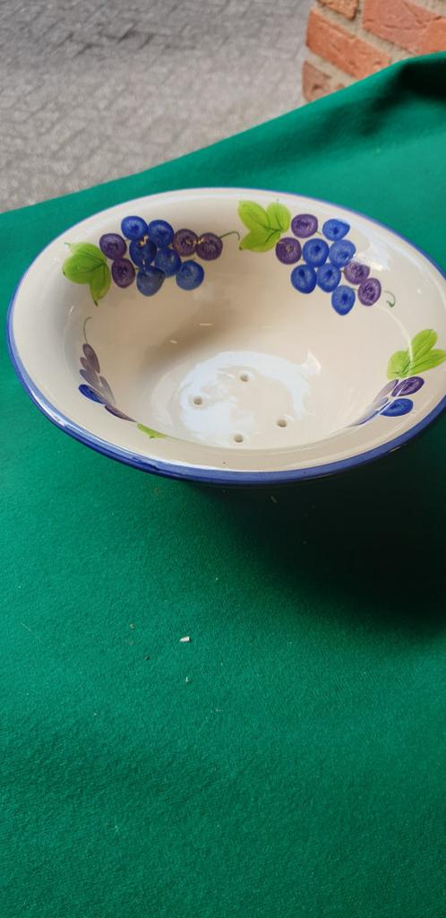 Uitlekschaal aardewerk, druiventrossen afgebeeld, Ophalen of Verzenden, 'T Olde Gre-j, Info@toldegrej.nl, Endepoelstraat 20f Didam