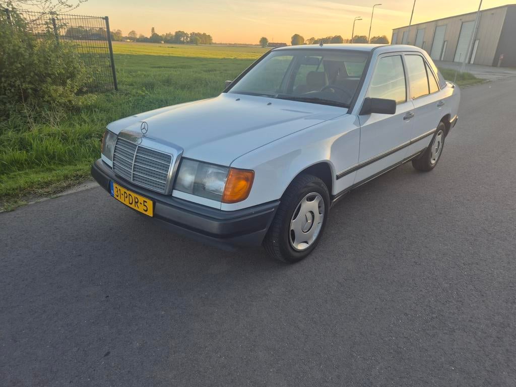 Mercedes-Benz Mercedes 1986 Wit belastingvrij, Auto's, Achterwielaandrijving, 2497 cc, Wit, Bruin