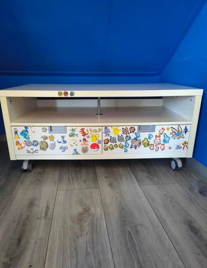 Tv meubel met Pokemon stickers gratis af te halen., Huis en Inrichting, Ophalen of Verzenden, 50 tot 75 cm, 100 tot 150 cm, Minder dan 100 cm