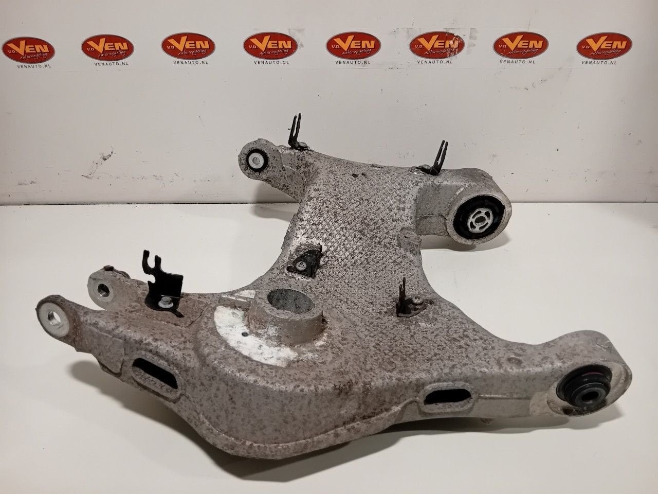Draagarm links achter Land Rover Discovery, Auto-onderdelen, Ophanging en Onderstel, Onderdelen@venauto.nl, Van der Ven Autorecycling B.V.