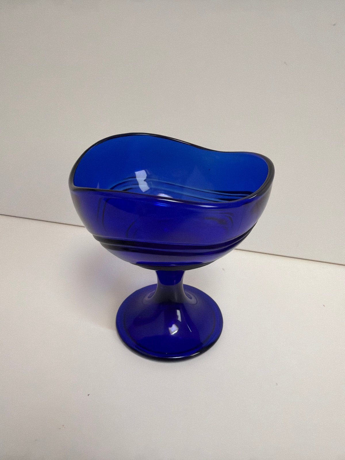 Vintage Kobaltblau Glas Ijs Coupe of Dessert Bowl op Voet, Gebruikt, Vintage, Ophalen of Verzenden, Glas