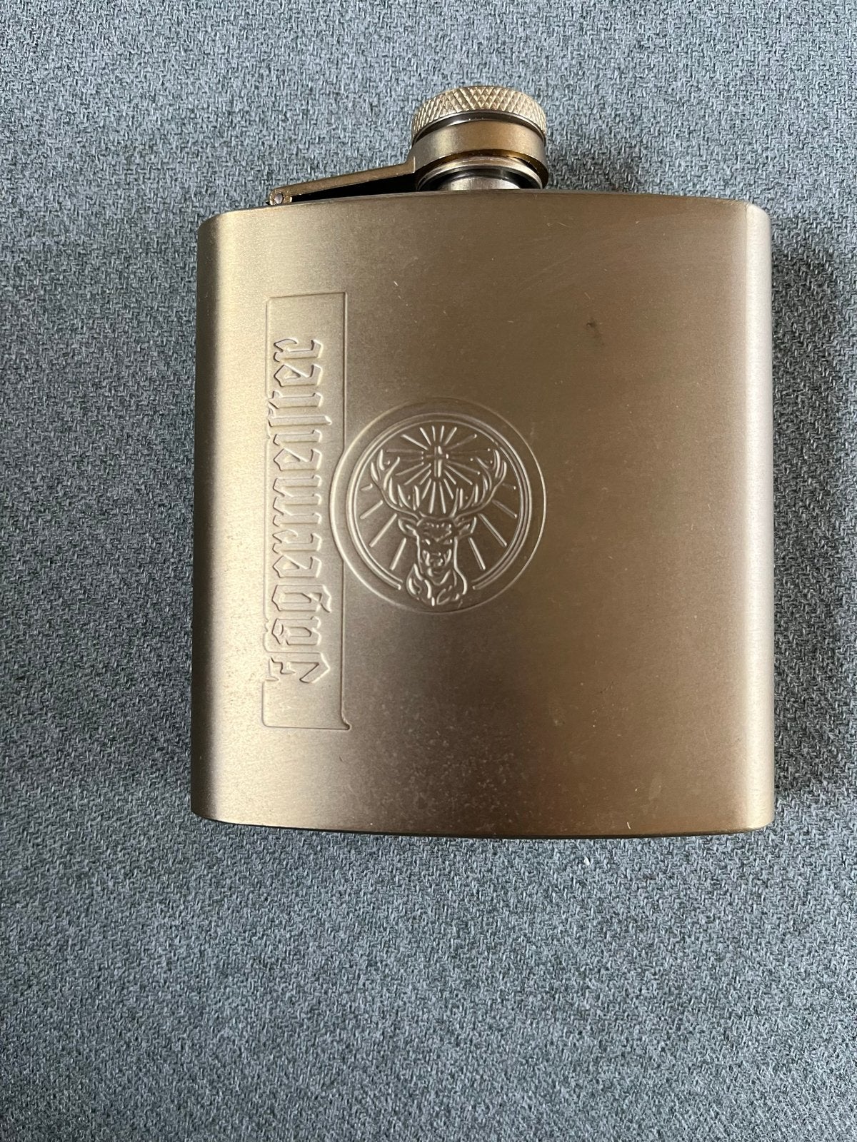 Jägermeister heupfles - Goudkleurig, Verzamelen, Ophalen of Verzenden, Zo goed als nieuw