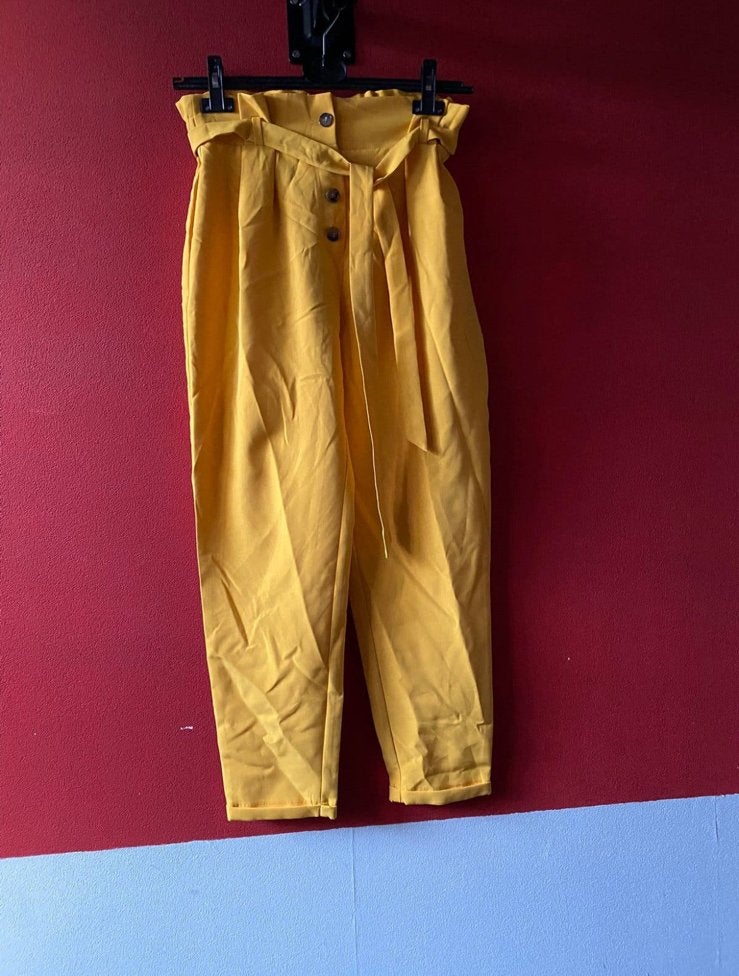 Knalgele paperback broek van Primark maat 38. ZGAN, Maat 38/40 (M), Geel, Ophalen of Verzenden, Zo goed als nieuw