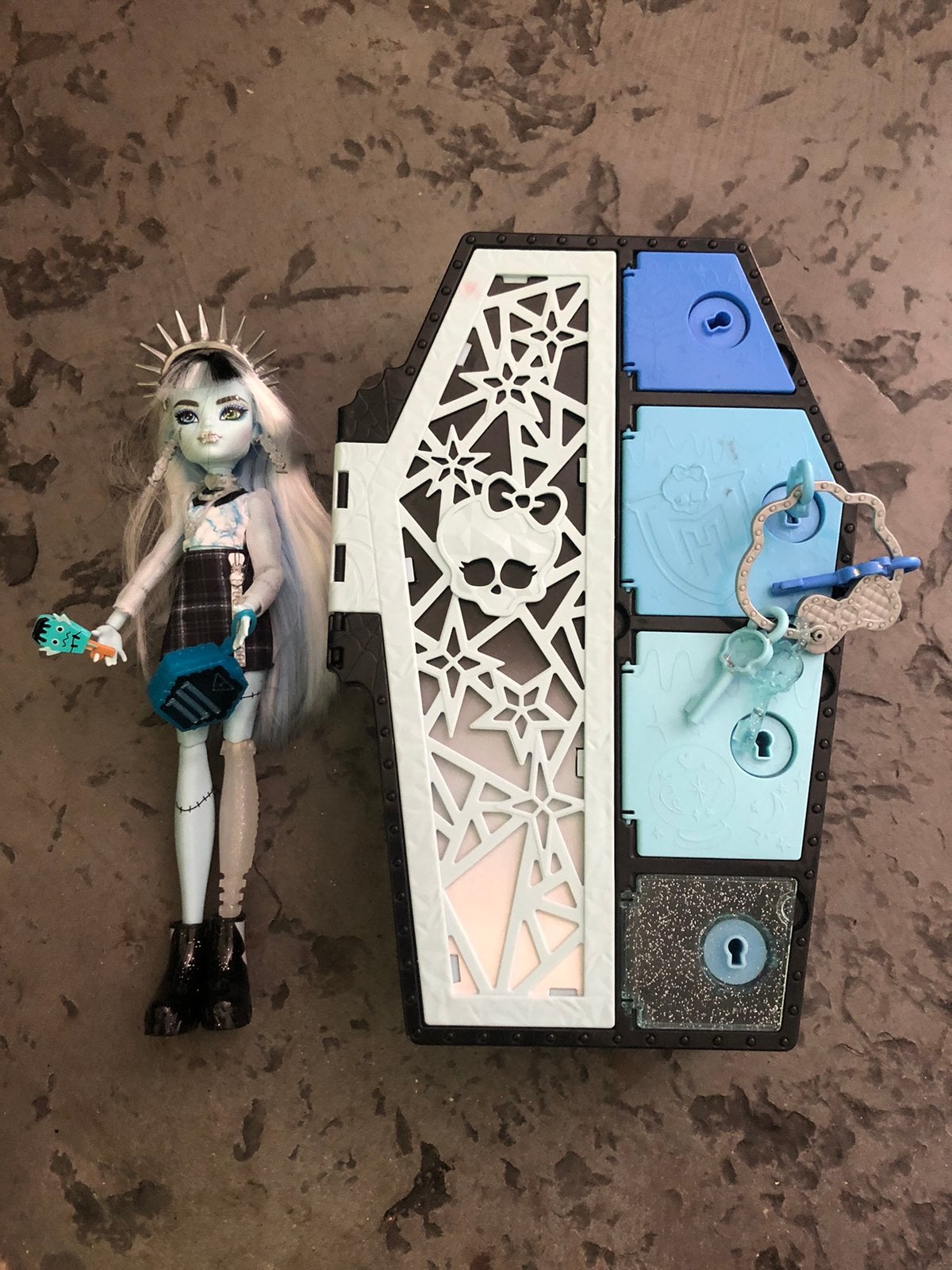 Monster high frankie stein skulltimate secrets  met kast, Ophalen, Zo goed als nieuw, Pop
