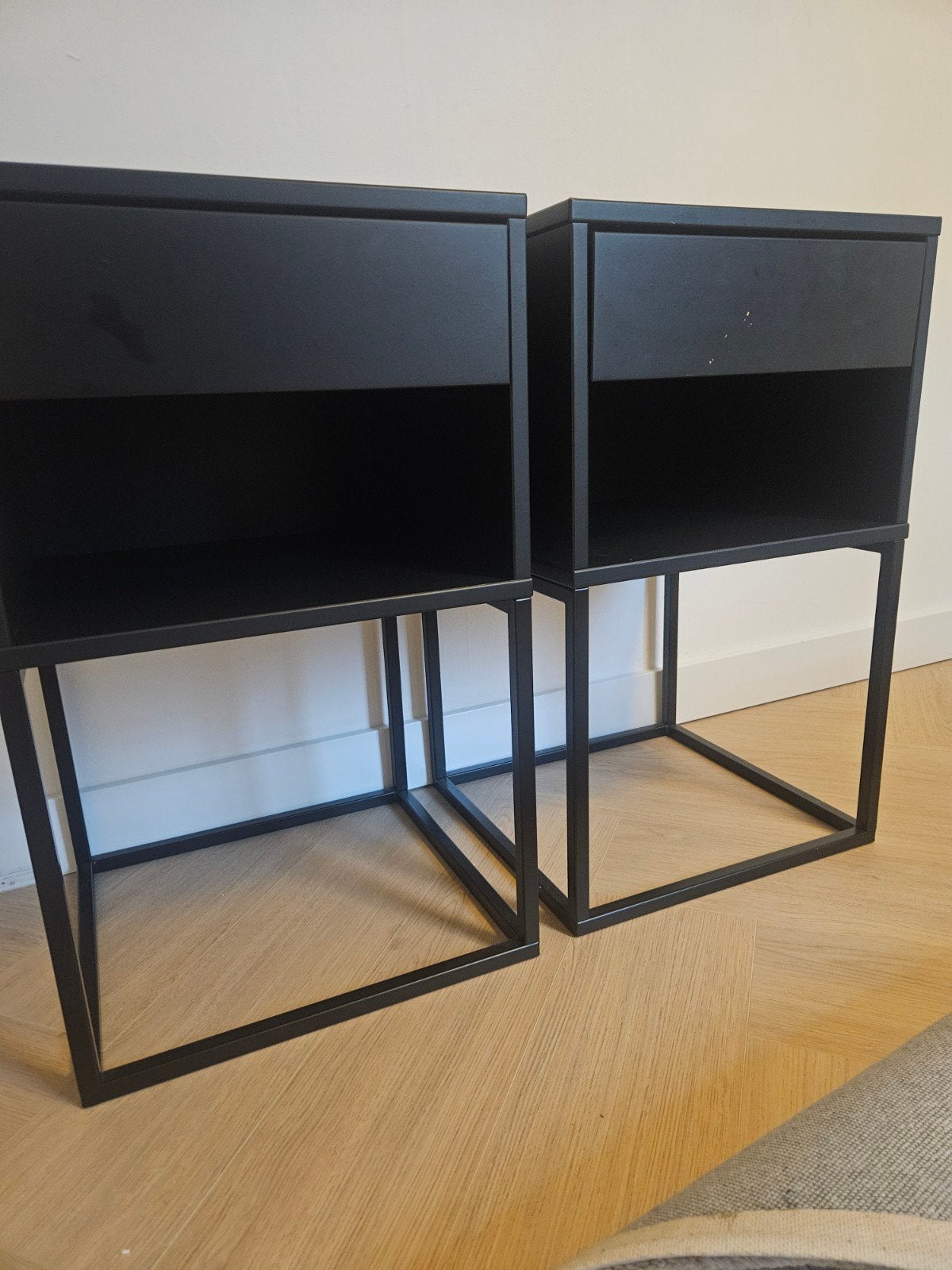 2 IKEA vikhammer Nachtkastjes - Zwart met Lade en Open Vak, Huis en Inrichting, Ophalen of Verzenden, Minder dan 45 cm, Minder dan 55 cm