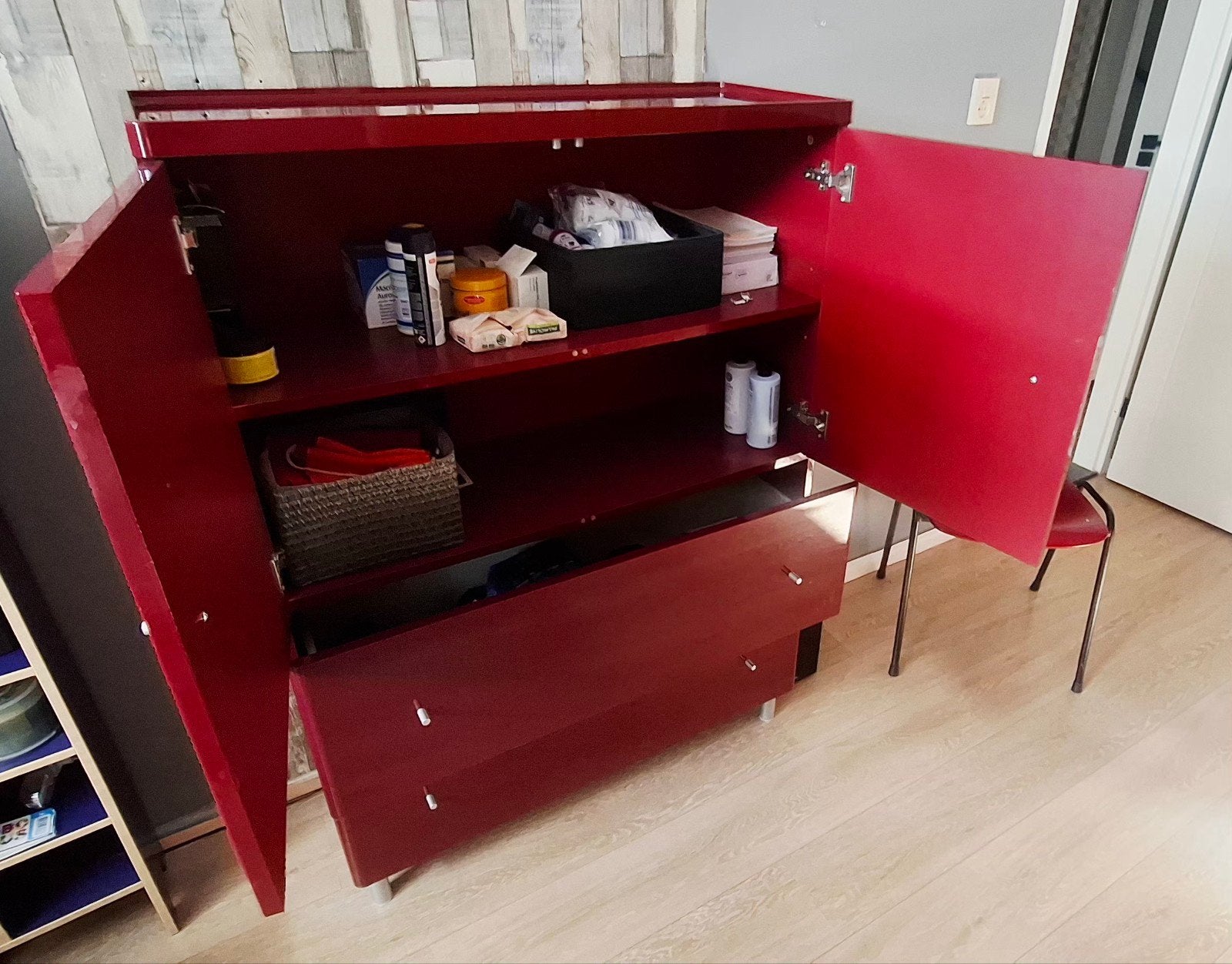 Hoogglans kast met openslaande deuren en twee laden, Ophalen, Kunststof, Gebruikt, 100 tot 150 cm