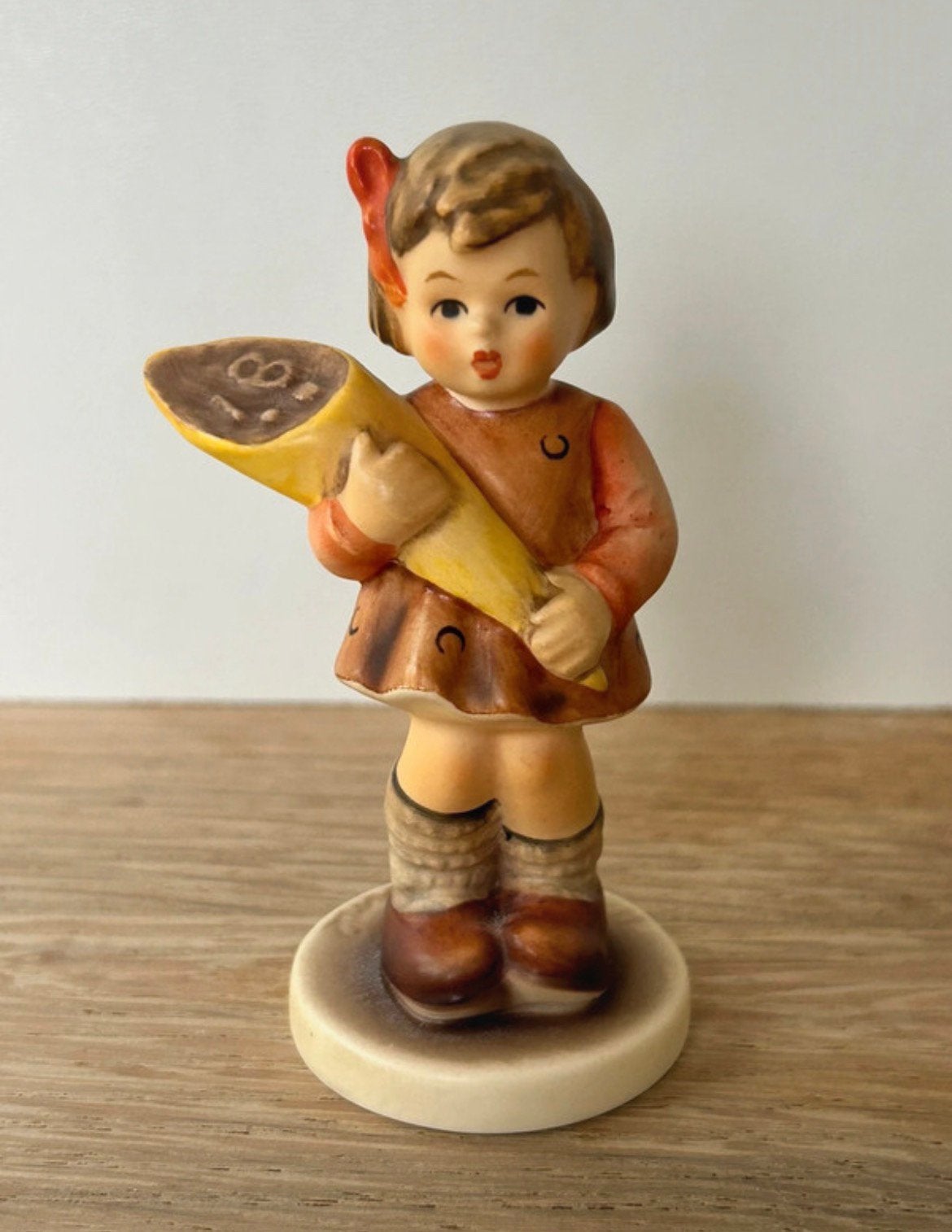 Goebel  Hummel 549 3/0 "A Sweet Offering" uit 1992, Verzamelen, Ophalen of Verzenden, Gebruikt, Hummel