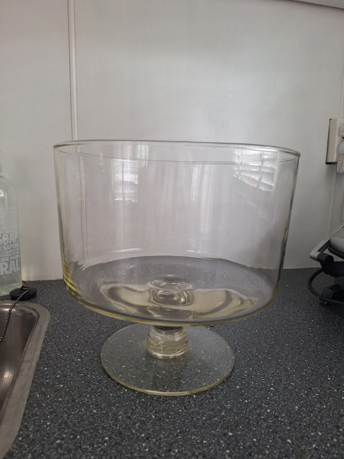 Glazen trifle schaal op voet, Huis en Inrichting, Woonaccessoires | Schalen en Manden, Ophalen, Nieuw, Rond, Glas