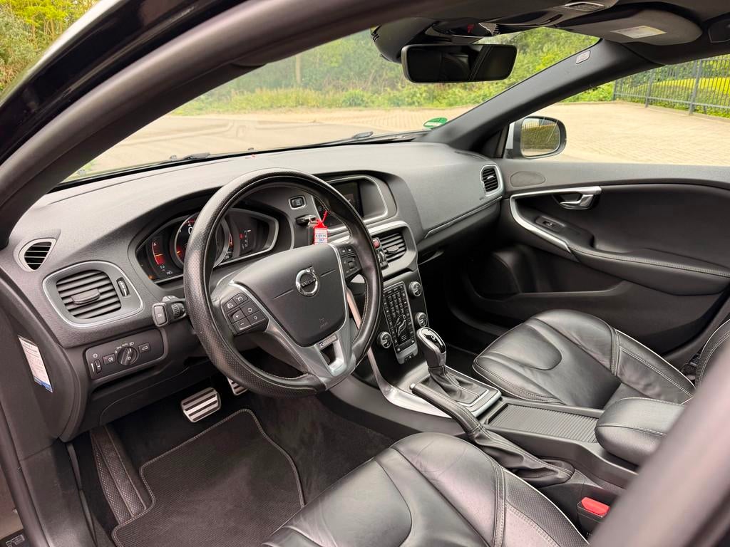 Volvo V40 2.0 T4 190 PK Business Sport Design Automaat Panor, Auto's, Gebruikt, Zwart, Bedrijf, 1342 kg