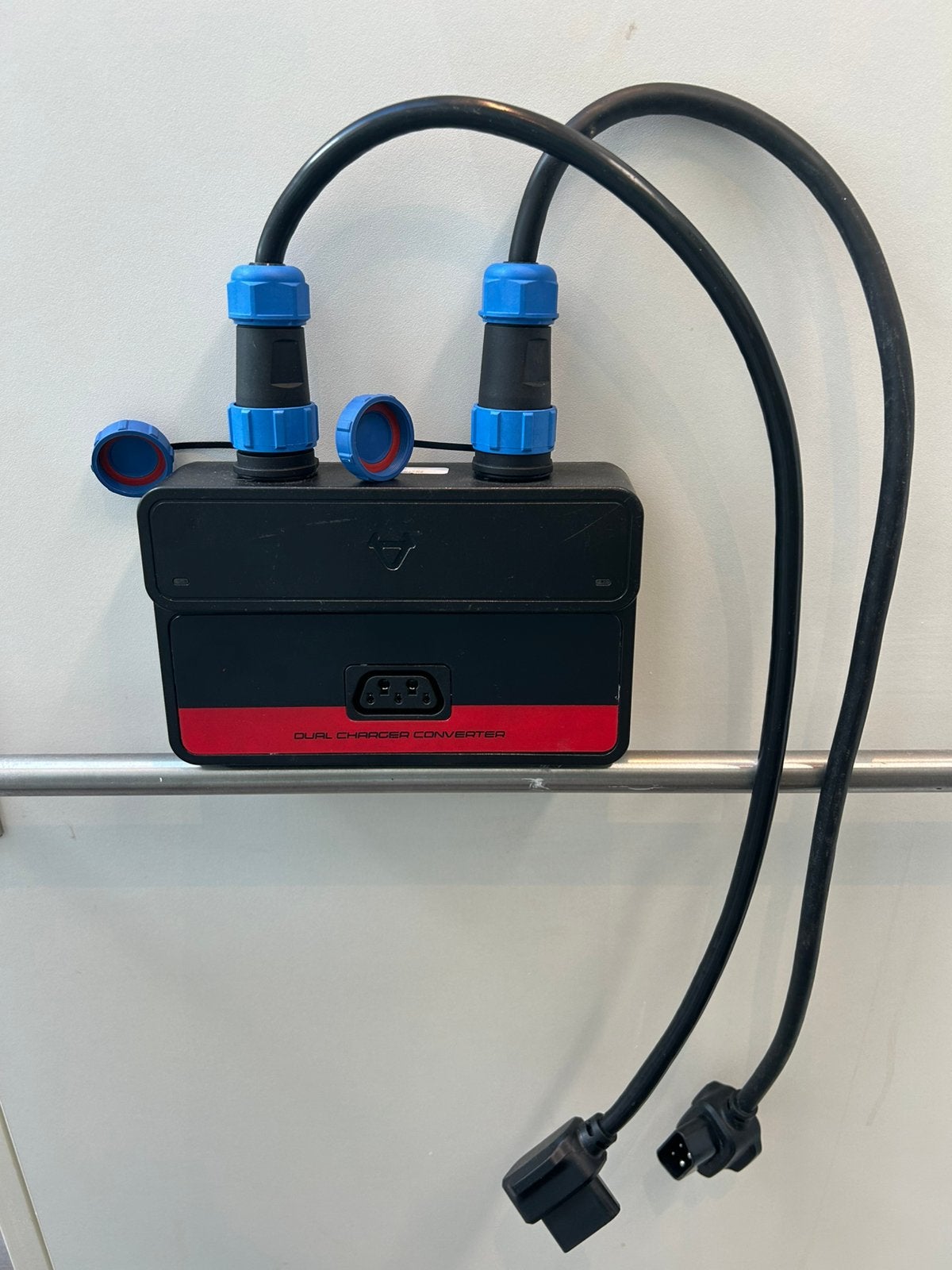 Niu accu oplader splitter voor 2 accu’s, Fietsen en Brommers, Brommeronderdelen | Algemeen, Ophalen of Verzenden, Zo goed als nieuw