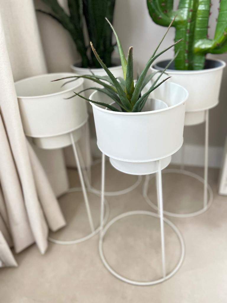 4 witte bloem of plantenpotten op voet/ verhoging, Tuin en Terras, Bloempotten, Ophalen, Rond, Zo goed als nieuw, Minder dan 25 cm