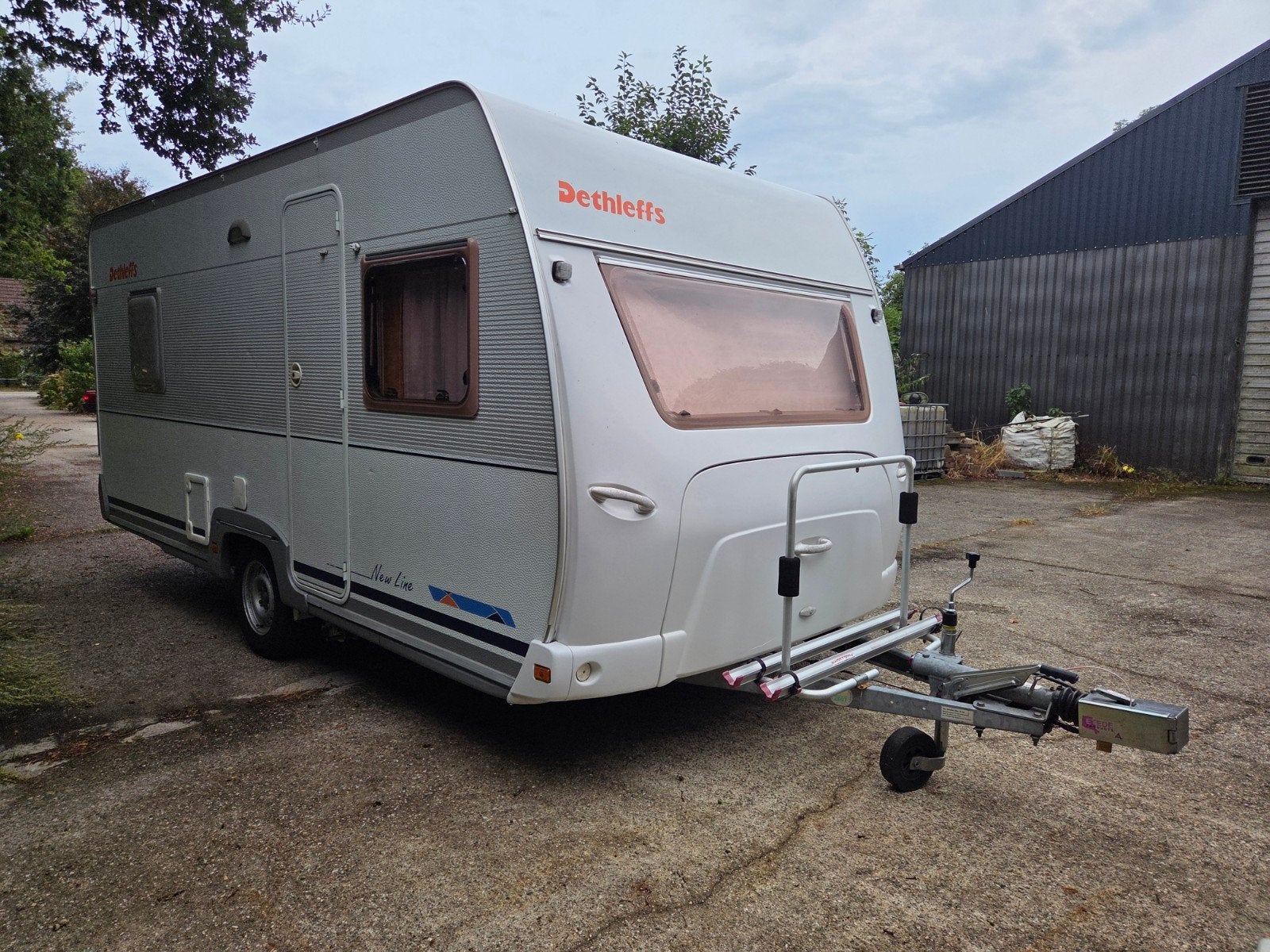 mooie nette 4 persoons Dethleffs new line caravan, Caravans en Kamperen, Rondzit, Frans bed, Koelkast, 750 - 1000 kg