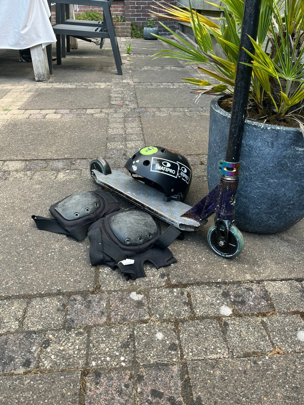 Stuntstep met helm en kniebeschermers, Fietsen en Brommers, Steps, Ophalen, Gebruikt, Gewone step