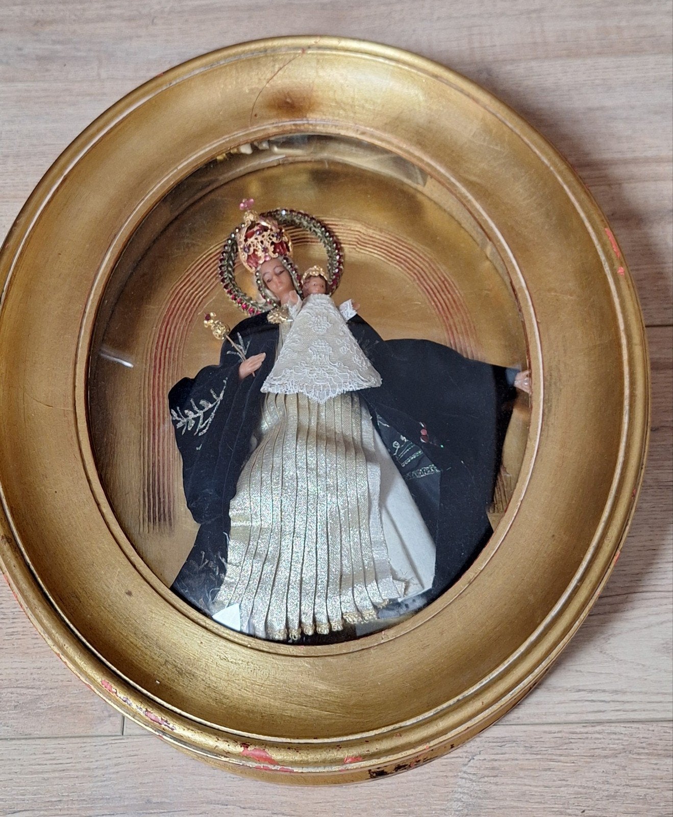 Antieke vitrinelijst met wassen Devotiebeeld Madonna en Kind, Antiek en Kunst, Ophalen of Verzenden