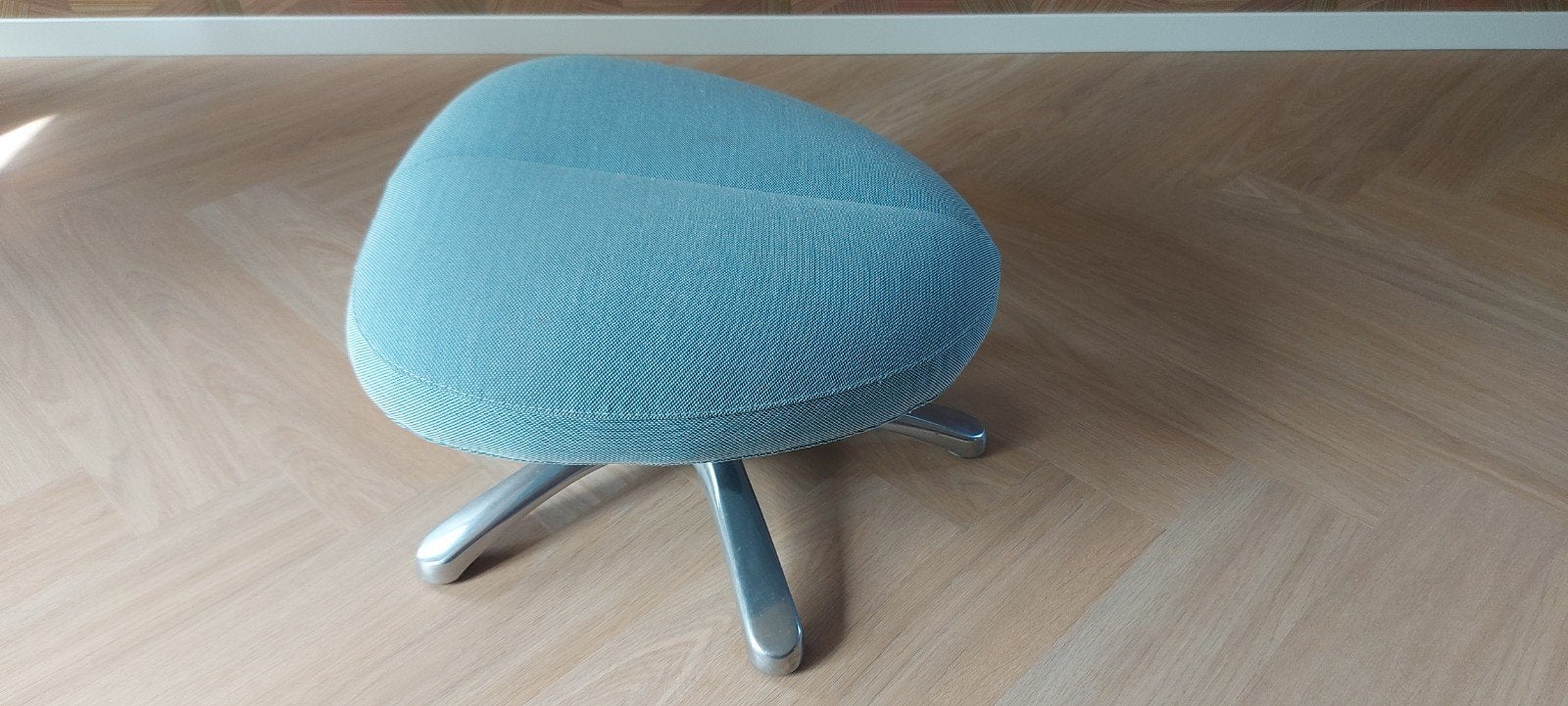 Leolux Formi voetenbank - Blauwe Stof met Metalen Voet, Ophalen, Minder dan 50 cm, Gebruikt, Minder dan 50 cm
