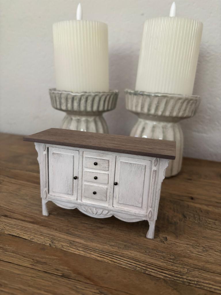 Handgemaakt poppenhuis dressoir 1:12 - Uniek en met liefde, Ophalen of Verzenden, Gebruikt, Poppenhuis